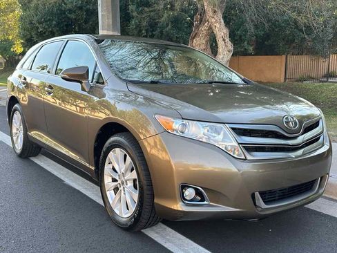 Used 2013 Toyota Venza LE image 2