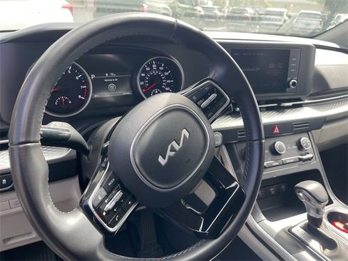 Used 2024 Kia Carnival LX image 10