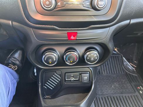 Used 2017 Jeep Renegade Latitude FWD image 18