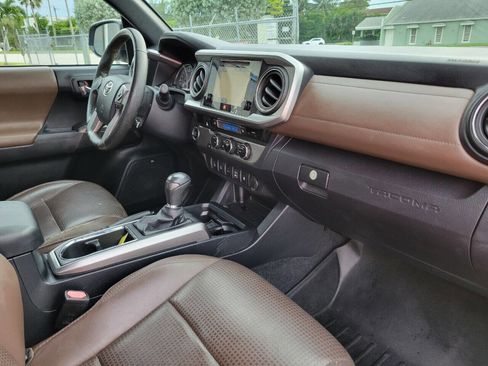 Used 2017 Toyota Tacoma Limited image 9