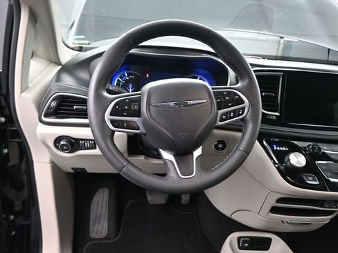 Used 2024 Chrysler Pacifica Limited FWD image 79