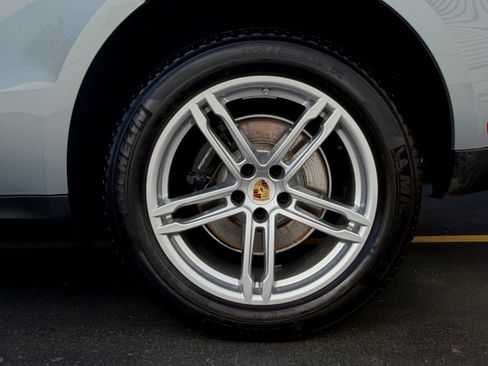 Certified 2025 Porsche Macan AWD/4WD image 10