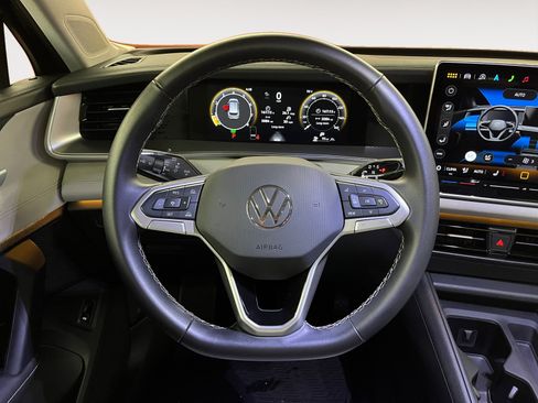 Certified 2025 Volkswagen Tiguan SE w/ Panoramic Sunroof Package AWD/4WD image 12