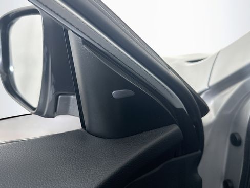 Used 2018 Nissan Rogue SV w/ Premium Package image 16