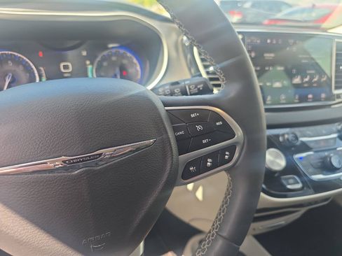 Used 2023 Chrysler Pacifica Touring-L FWD image 17