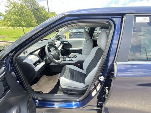 New 2025 Mitsubishi Outlander SE image 11