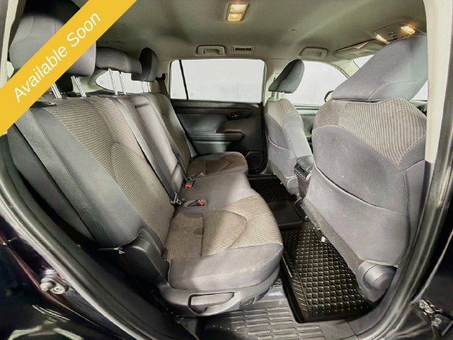 Used 2023 Toyota Highlander LE AWD/4WD image 27