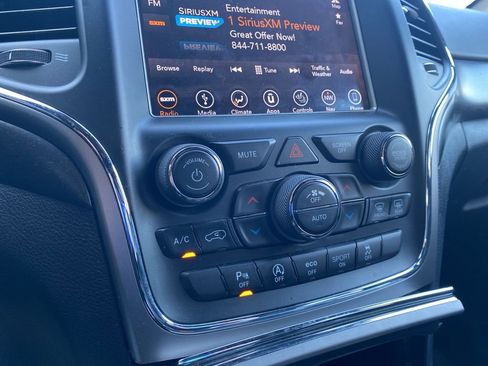 Used 2018 Jeep Grand Cherokee Altitude image 11