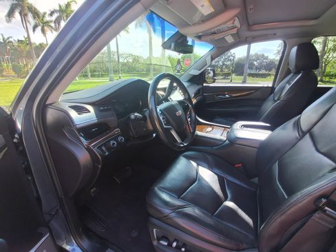 Used 2019 Cadillac Escalade ESV Luxury AWD/4WD image 5