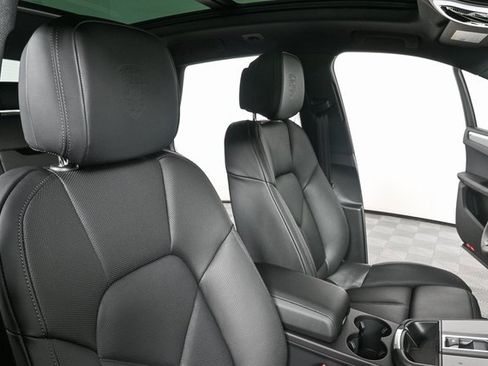 Used 2025 Porsche Macan image 24