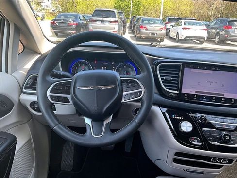 Used 2023 Chrysler Pacifica Touring-L FWD image 18