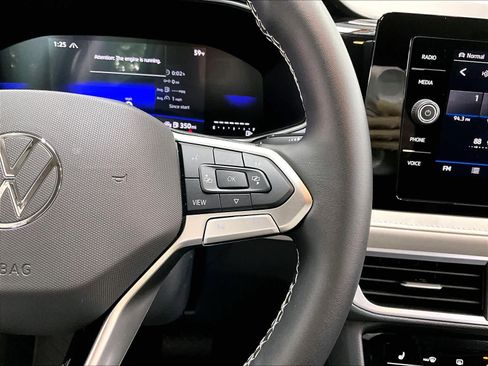 Certified 2025 Volkswagen Taos SE AWD/4WD image 21