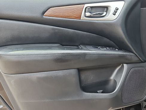 Used 2017 Nissan Pathfinder Platinum w/ Midnight Edition Package FWD image 13