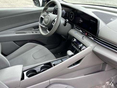 Used 2024 Hyundai Elantra SEL w/ Convenience Package image 11