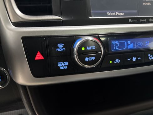 Used 2019 Toyota Highlander XLE AWD/4WD image 21