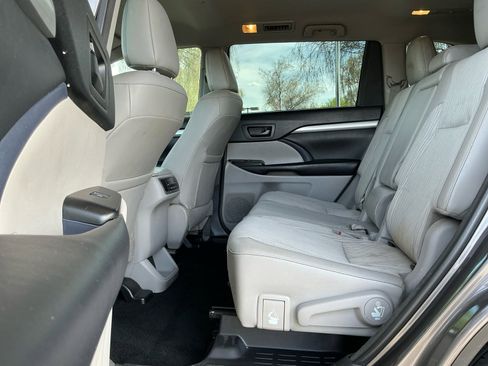 Used 2018 Toyota Highlander Plus FWD image 17