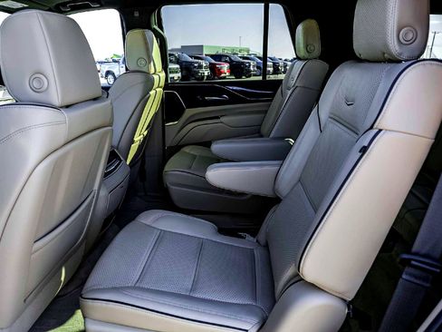 Used 2024 Cadillac Escalade Premium Luxury image 18