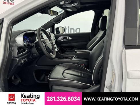 Used 2025 Chrysler Pacifica Limited FWD image 14