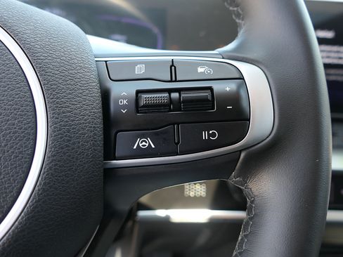 Used 2024 Kia Sportage EX FWD image 16