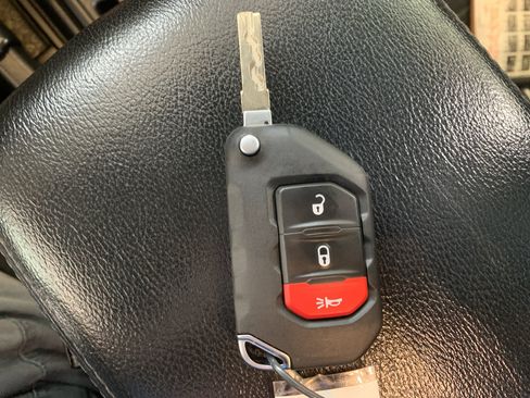 Used 2023 Jeep Wrangler Unlimited Sahara AWD/4WD image 28