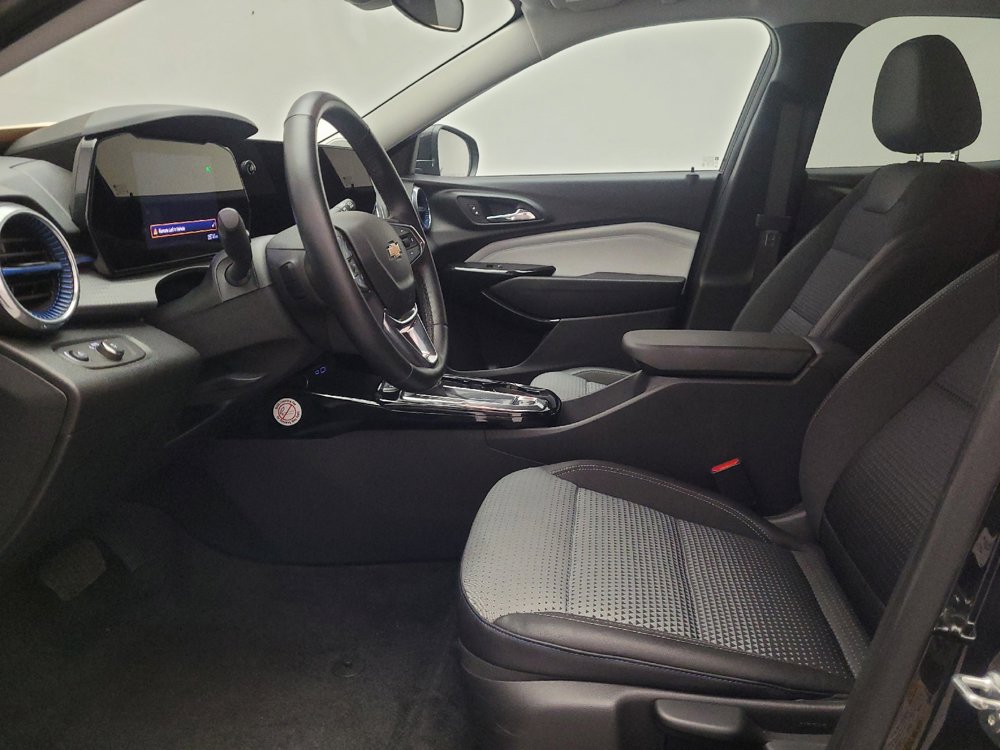 Used 2025 Chevrolet Trax LT w/ LT Convenience Package FWD image 17