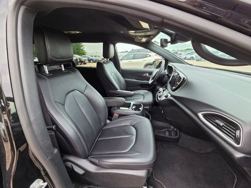 Used 2025 Chrysler Pacifica Select FWD image 35