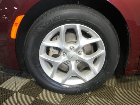 Used 2017 Chrysler Pacifica Touring-L w/ Tire & Wheel Group FWD image 9