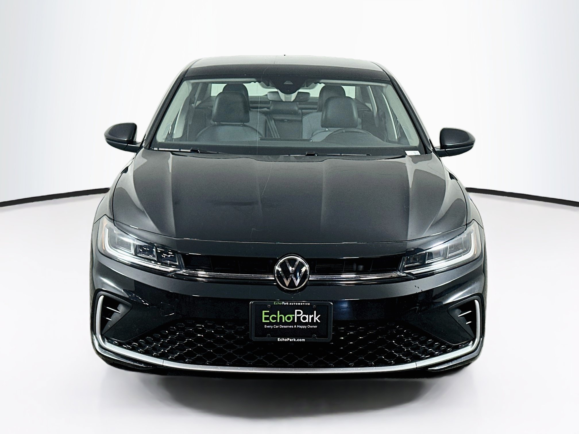 Used 2025 Volkswagen Jetta SE FWD image 2