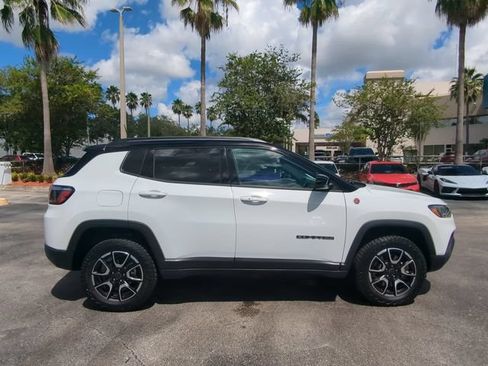 Used 2025 Jeep Compass Trailhawk AWD/4WD image 4