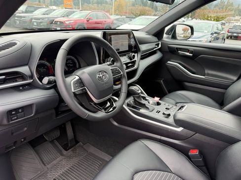 Used 2025 Toyota Highlander XSE image 16