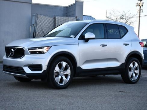 Used 2019 Volvo XC40 T5 Momentum image 3