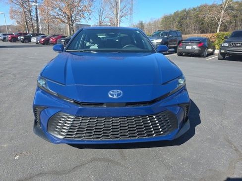 Used 2025 Toyota Camry SE image 2