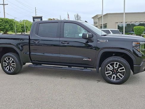 Used 2023 GMC Sierra 1500 AT4 w/ Technology Package AWD/4WD image 2