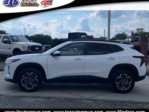 Used 2025 Chevrolet Trax LT FWD image 4