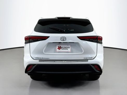 Used 2023 Toyota Highlander XLE AWD/4WD image 6