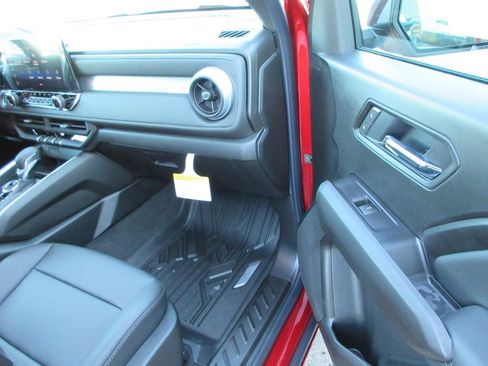 New 2026 Chevrolet Colorado LT w/ LT Convenience Package AWD/4WD image 17