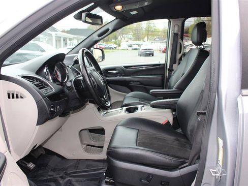 Used 2020 Dodge Grand Caravan SXT image 15