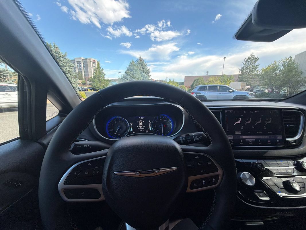 Used 2025 Chrysler Pacifica Select FWD image 21