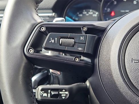 Certified 2025 Porsche Macan image 30