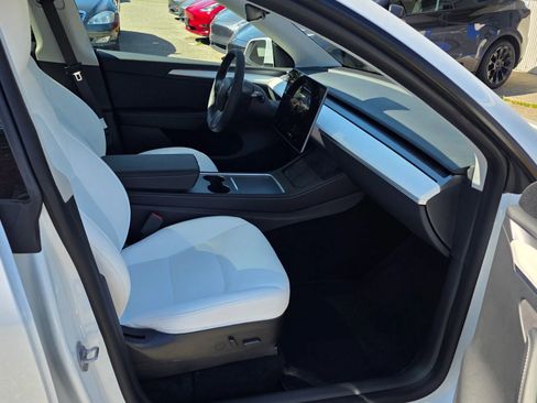 Used 2022 Tesla Model Y Long Range image 13