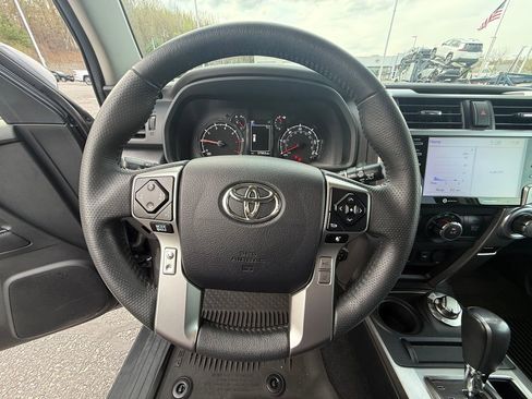 Used 2022 Toyota 4Runner SR5 AWD/4WD image 8