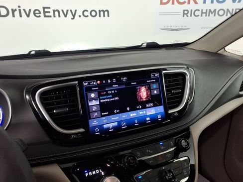 Used 2023 Chrysler Pacifica Touring-L FWD image 21