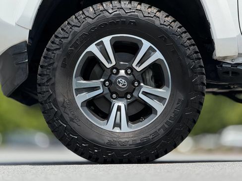 Used 2017 Toyota Tacoma TRD Sport w/ Premium & Technology Package RWD image 18