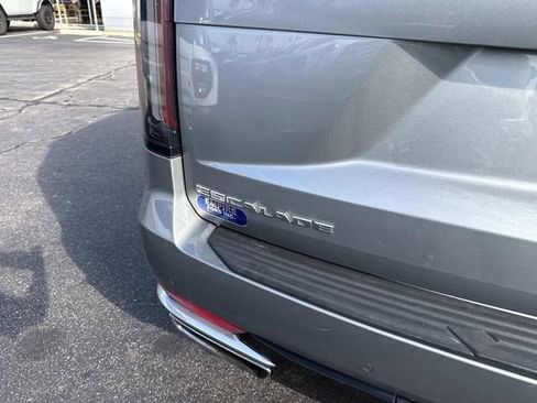 Used 2023 Cadillac Escalade Premium Luxury image 5