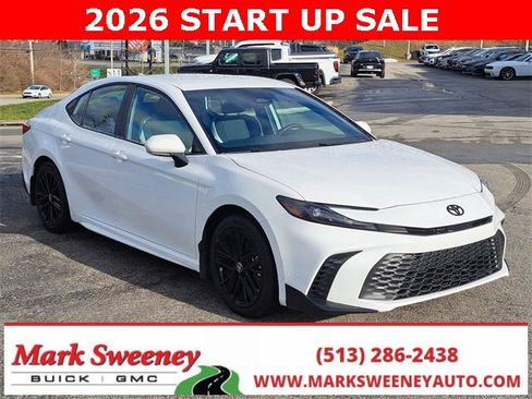 Used 2025 Toyota Camry SE image 3