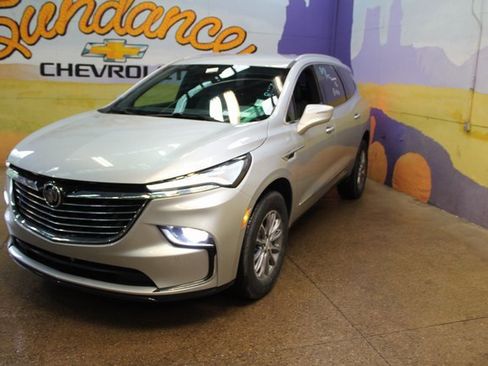 Used 2022 Buick Enclave Essence image 4