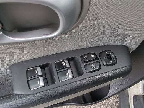Used 2017 Kia Soul + FWD image 12