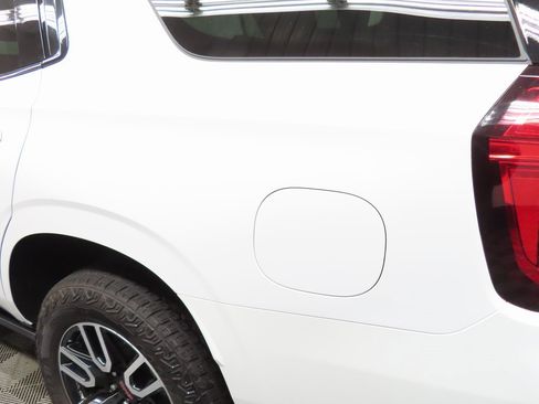 Used 2024 GMC Yukon AT4 image 41