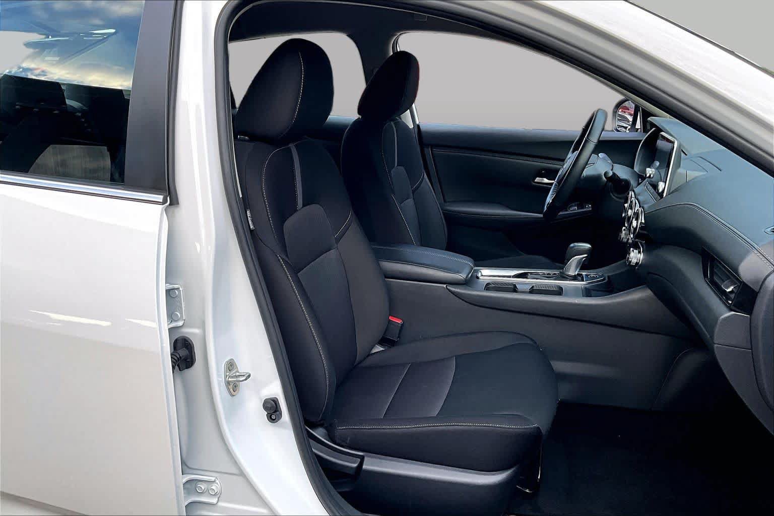 Used 2025 Nissan Sentra SV w/ All-Weather Package FWD image 8