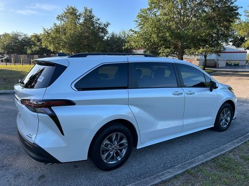 Used 2024 Toyota Sienna XLE FWD image 5